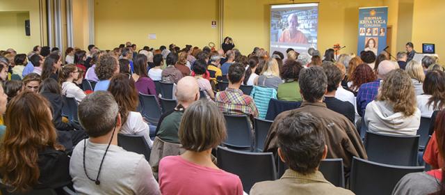 Video van dhr. Davis op het Europese Kriya Yoga Congress 2017 via Skype